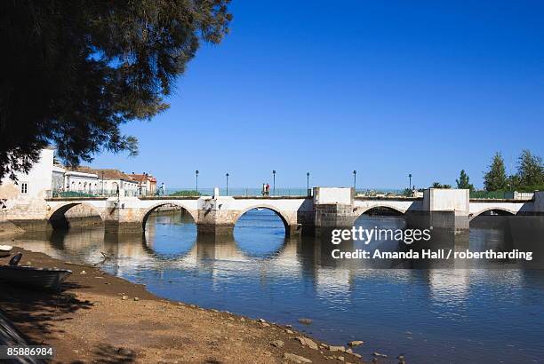 ponta romana (roman bridge) over river gilao, tavira, algarve, portugal, europe - romeinse brug stockfoto's en -beelden