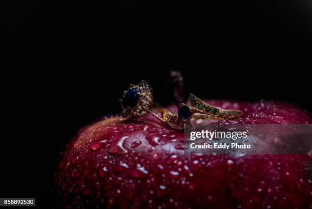 anillo en manzana roja y verde con gotas de agua y fondo negro - fondo negro stockfoto's en -beelden