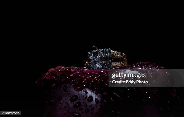 anillo en manzana roja y verde con gotas de agua y fondo negro - fondo negro 個照片及圖片檔