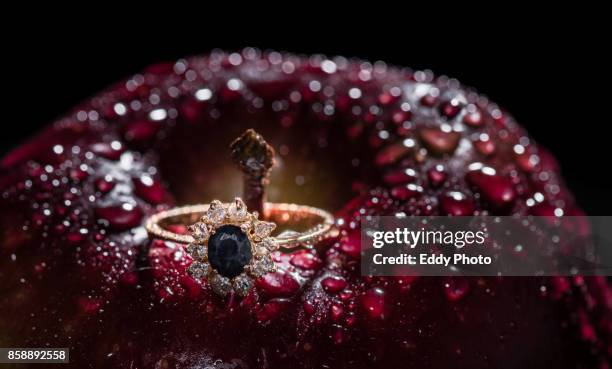 anillo en manzana roja y verde con gotas de agua y fondo negro - gotas agua bildbanksfoton och bilder