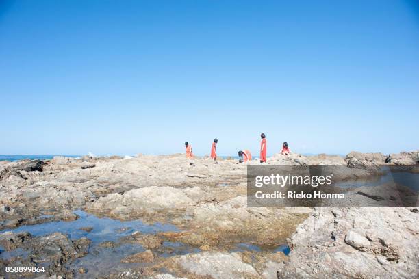 portrait of five women on the rock - rieko honma stock-fotos und bilder