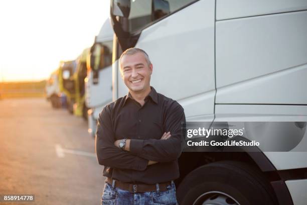 vrachtwagenchauffeur - driver portrait stockfoto's en -beelden