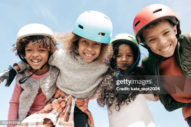 migliori amici - casco da bicicletta foto e immagini stock