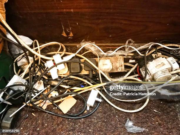 dangerous tangled power connections in use - electrical overload stockfoto's en -beelden