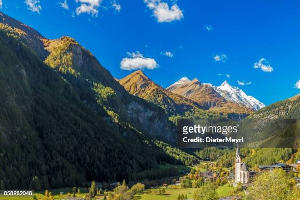 pueblo de heiligenblut debajo de la montaña grossglockner en parque nacional de hohe tauern - grossglockner fotografías e imágenes de stock