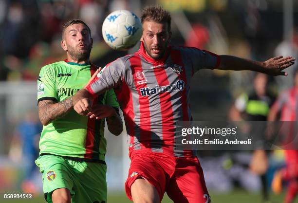 Mirko Carretta of Ternana Calcio competes for the ball with Michele Canini of US Cremonese during the Serie B match between US Cremonese and Ternana...