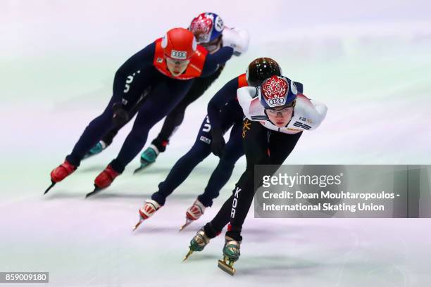 Hee Suk Shim of Korea competes in the Womens 1000m Final with Suzanne Schulting and Yara van Kerkhof of the Netherlands and Yu Bin Lee of Korea...