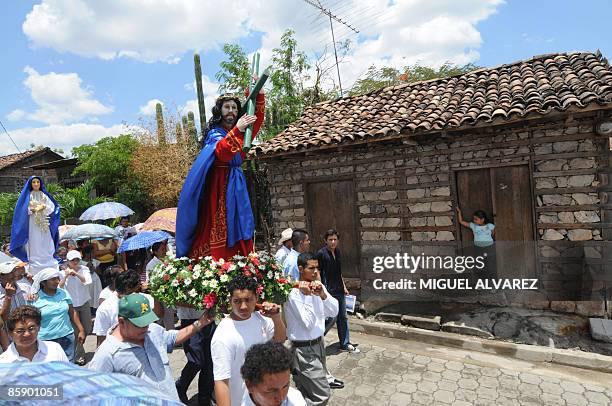 Catholic devotees take part in the Via Crucis during the Easter celebrations in Teustepe, 70 kim southwest of Managua on April 10, 2009. AFP...