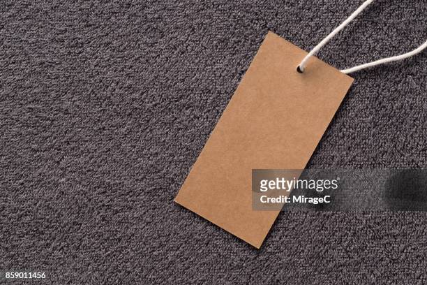 blank kraft label on towel background - tag stock-fotos und bilder