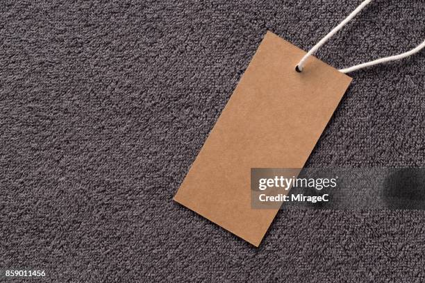 blank kraft label on towel background - kraft paper stockfoto's en -beelden