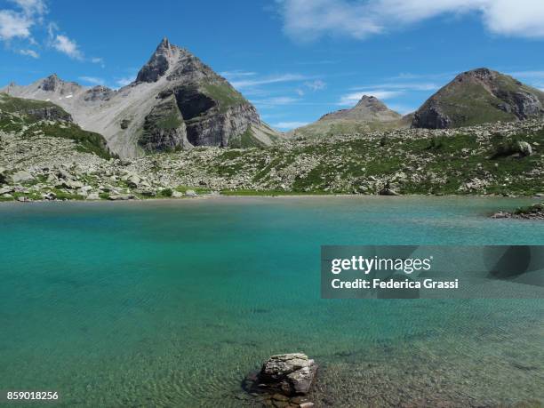 alpine lake (lago bianco) at alpe veglia natural park - veglia stock-fotos und bilder