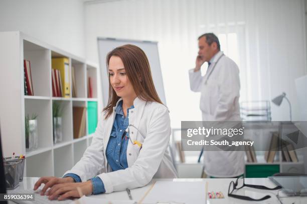 drukke dag in het ziekenhuis - assistant stockfoto's en -beelden