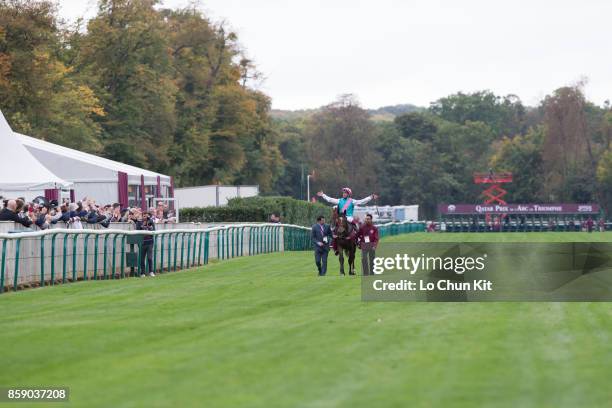 Frankie Dettori riding Enable wins the 96th Qatar Prix de l'Arc de Triomphe at Chantilly racecourse on October 1, 2017 in Chantilly, France. Frankie...