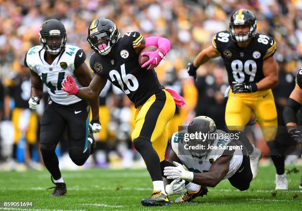 Le'Veon Bell of the Pittsburgh Steelers rushes against the Jacksonville Jaguars in the first quarter during the game at Heinz Field on October 8,...