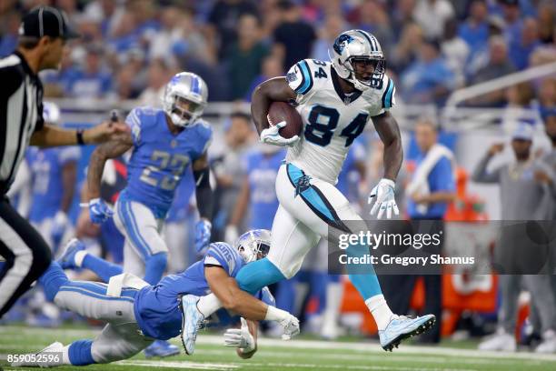 Tight end Ed Dickson of the Carolina Panthers runs for yardage against strong safety Miles Killebrew of the Detroit Lions during the first half at...