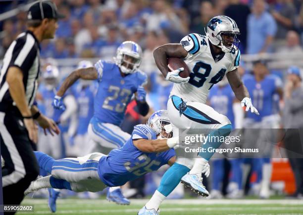 Tight end Ed Dickson of the Carolina Panthers runs for yardage against strong safety Miles Killebrew of the Detroit Lions during the first half at...