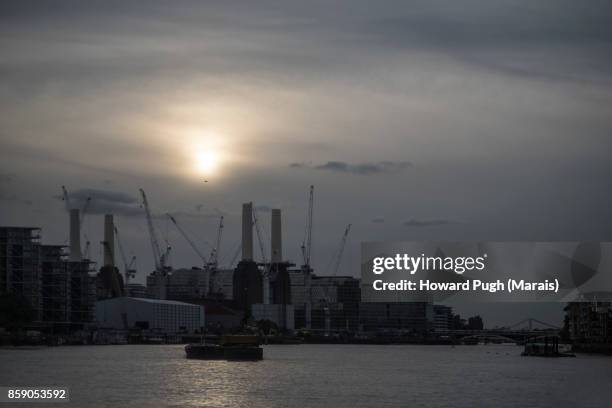 moody sunset scenes from battersea - battersea power station silhouette stock pictures, royalty-free photos & images