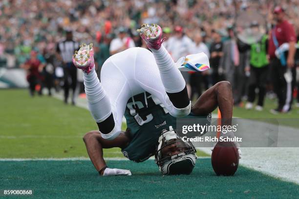 Nelson Agholor of the Philadelphia Eagles scores a touchdown after making a 72-yard catch against the Arizona Cardinals during the third quarter at...