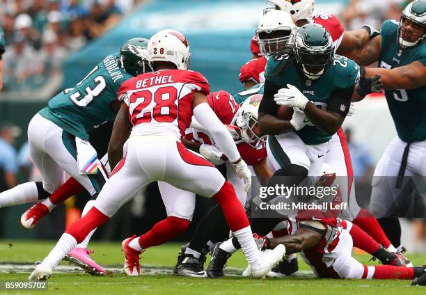 LeGarrette Blount of the Philadelphia Eagles runs with the ball against Justin Bethel of the Arizona Cardinals in the first quarter at Lincoln...