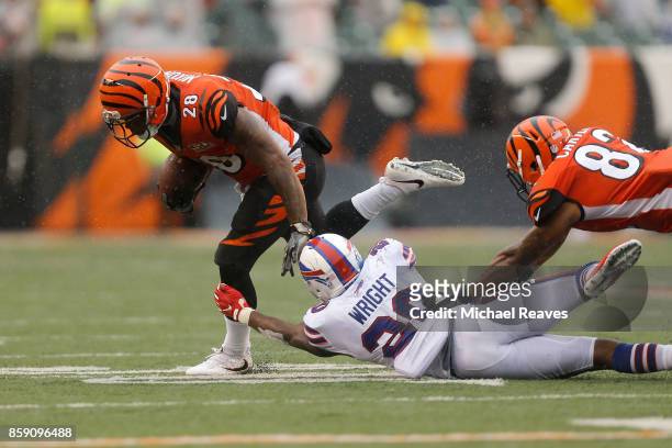 Shareece Wright of the Buffalo Bills attempts to tackle Joe Mixon of the Cincinnati Bengals during the fourth quarter at Paul Brown Stadium on...