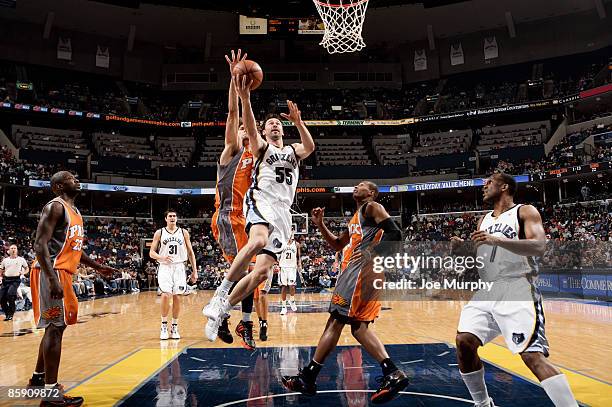 Marko Jaric of the Memphis Grizzlies shoots past Robin Lopez of the Phoenix Suns on April 10, 2009 at FedExForum in Memphis, Tennessee. NOTE TO USER:...