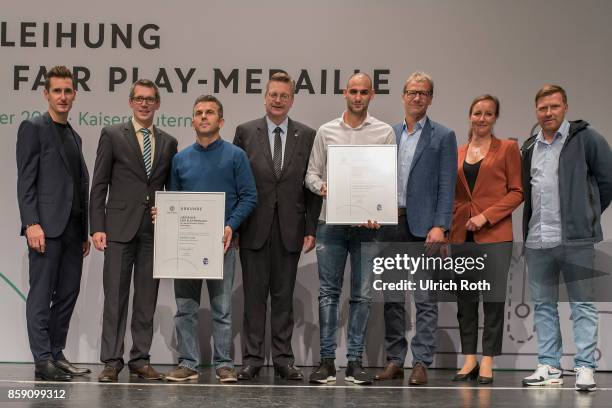 Winner Aleksander Radulovic, Ekrem Can and Jurgen Pfau from the national association Bayern with Miroslav Klose, DFB President Rheinhard Grindel,...