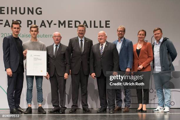 Winner Sebastian Rosenblatt and Peter Schmid from the national association Sudbaden with Miroslav Klose, DFB President Rheinhard Grindel, Inka...