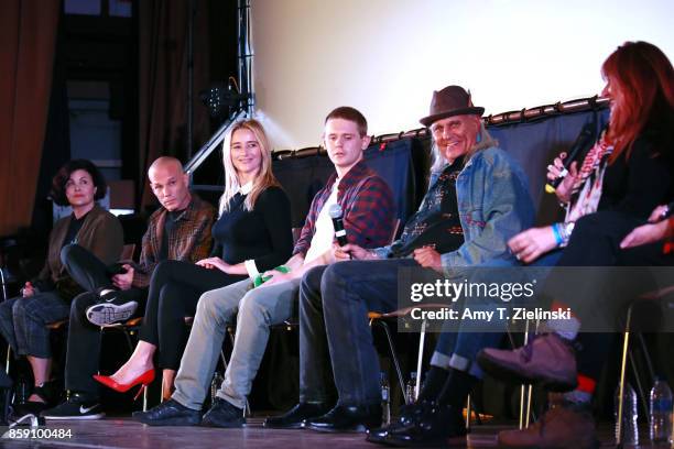 Actors Sherilyn Fenn, James Marshall, Amy Shiels, Jake Wardle, Michael Horse, Sean Bolger and Makeup artist Debbie Zoller answer questions on stage...