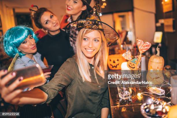 freundinnen auf halloween-party - candy bar stock-fotos und bilder