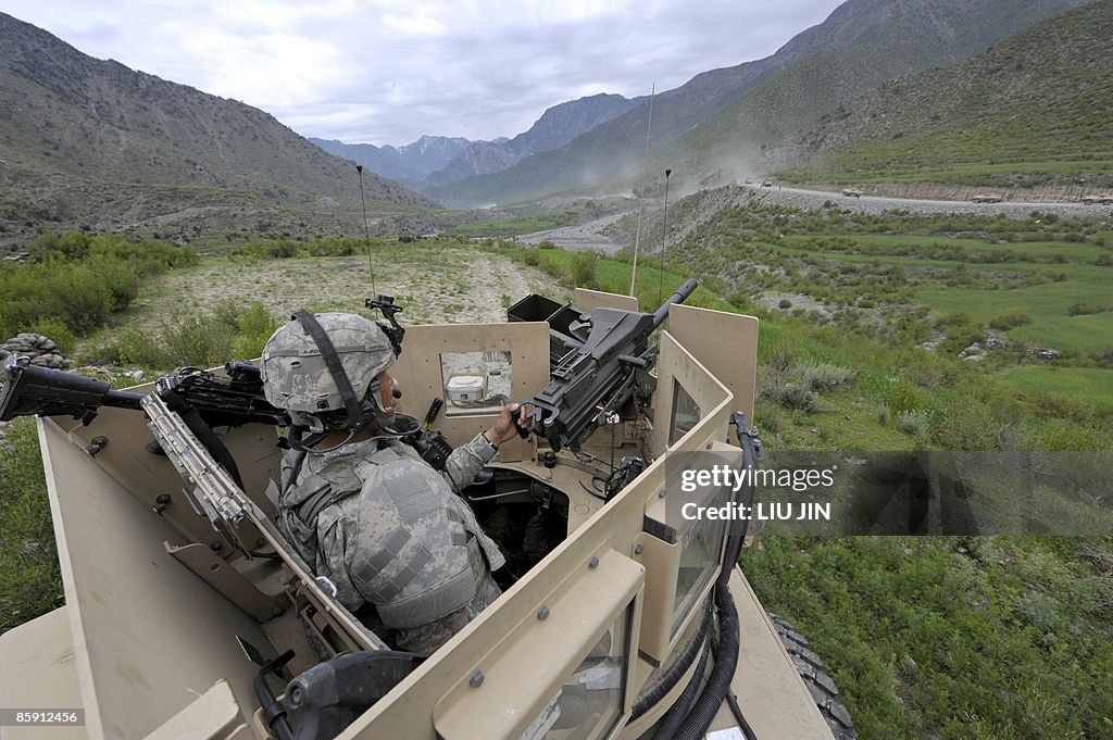 A US soldier from 1st Infantry Division