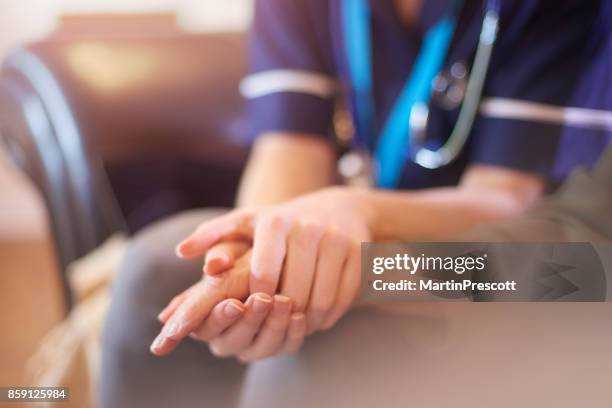 sjuksköterska tröstande patient - hospice bildbanksfoton och bilder
