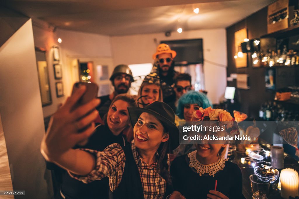 Groupe selfie sur une fête d’Halloween