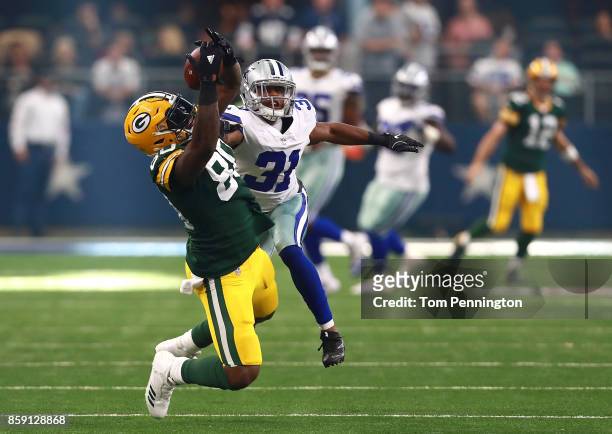 Martellus Bennett of the Green Bay Packers catches a pass as Byron Jones of the Dallas Cowboys defends in the third quarter of a football game at...