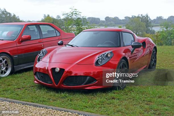 alfa romeo 4c auf dem rasen - alfa romeo spider stock-fotos und bilder