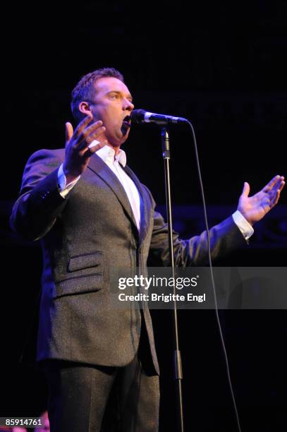 Russell Singer 124 Russell Watson Singer Stock Photos, High-Res Pictures, and Images ...