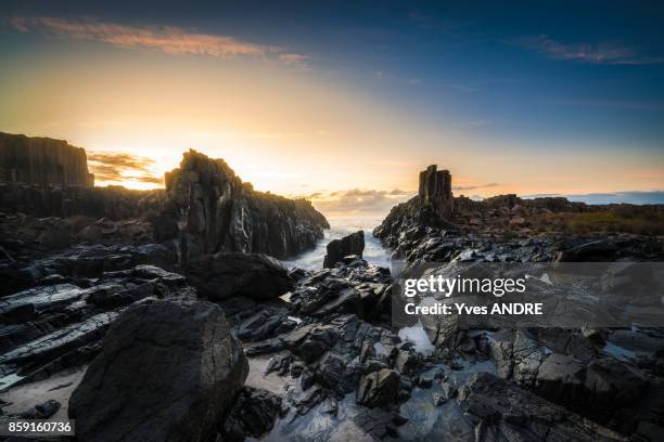 sun rising over the rocks, coastal sea scape - kiama stock-fotos und bilder