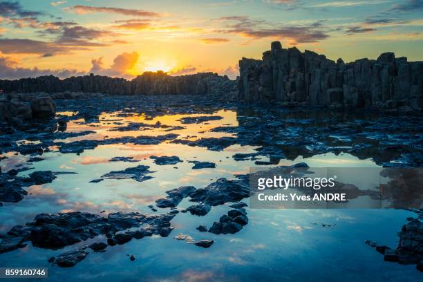 sun rising over the rocks, coastal sea scape - bombo stock-fotos und bilder