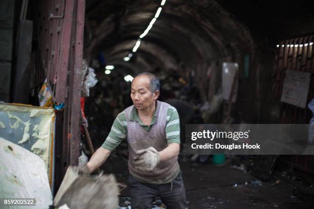 bomb shelters chongqing - 中国 stock pictures, royalty-free photos & images