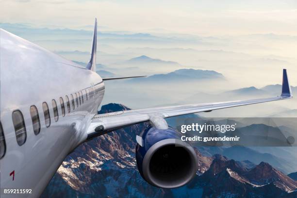körper ein flugzeug fliegen über cloud in der abenddämmerung - flugzeugflügel stock-fotos und bilder