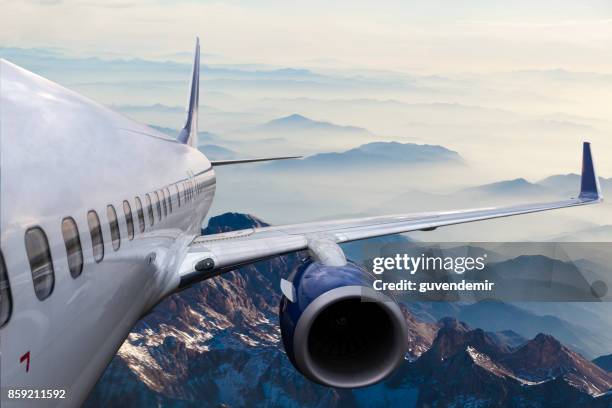 körper ein flugzeug fliegen über cloud in der abenddämmerung - flugzeug seitlich himmel stock-fotos und bilder