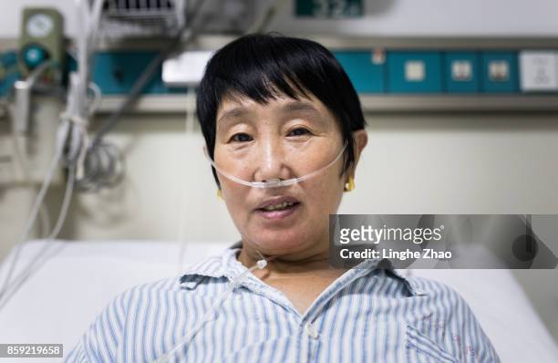 patient in hospital - medical oxygen equipment fotografías e imágenes de stock