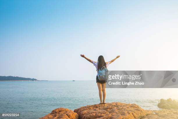 young woman having fun by sea - linghe zhao photos et images de collection