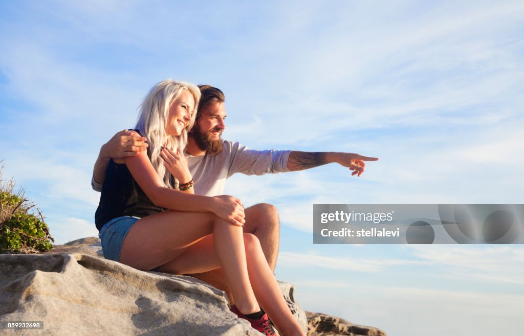 Casal jovem desfrutando de natureza