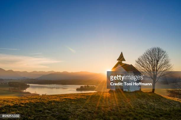 mesnerhauskapelle at lake riegsee - lake riegsee stock pictures, royalty-free photos & images