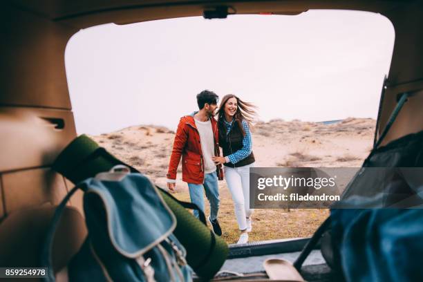 verliefde paar op vakantie - couple dunes stockfoto's en -beelden