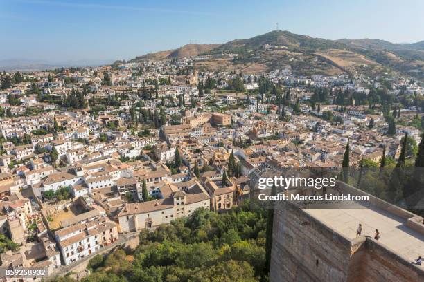 aussichtspunkt über granada - alcazaba von alhambra stock-fotos und bilder