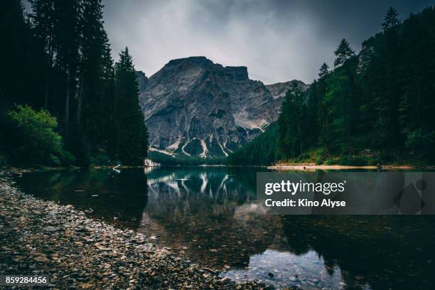 lago di braies - braise stock-fotos und bilder