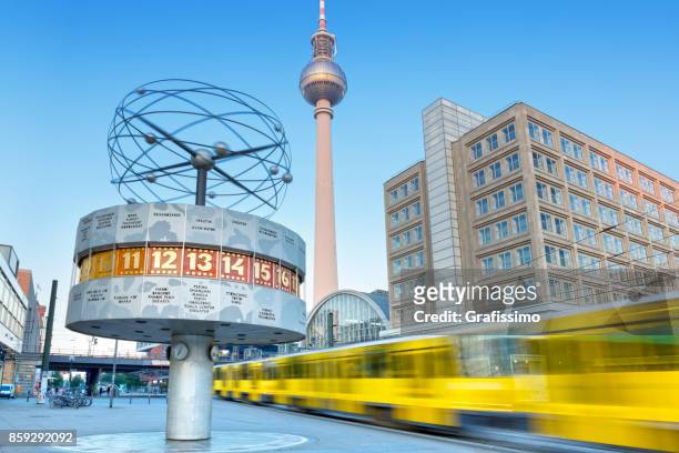 alexanderplatz in berlin-deutschland am morgen mit dem zug vorbei - berlin fernsehturm stock-fotos und bilder