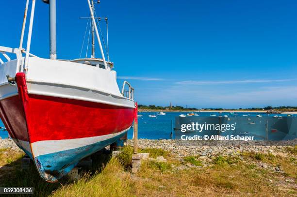 fishing boat on shore in vale guernsey - vale guernsey stockfoto's en -beelden