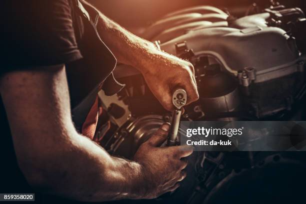 herstellen van de v10-motor in de auto reparatiewerkplaats - auto garage stockfoto's en -beelden